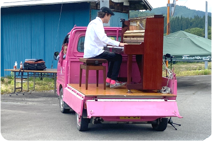 棚田で軽トラピアノ